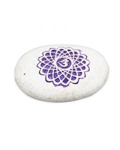 Kiezelsteen - Gegraveerde River Stone Chakra Paars